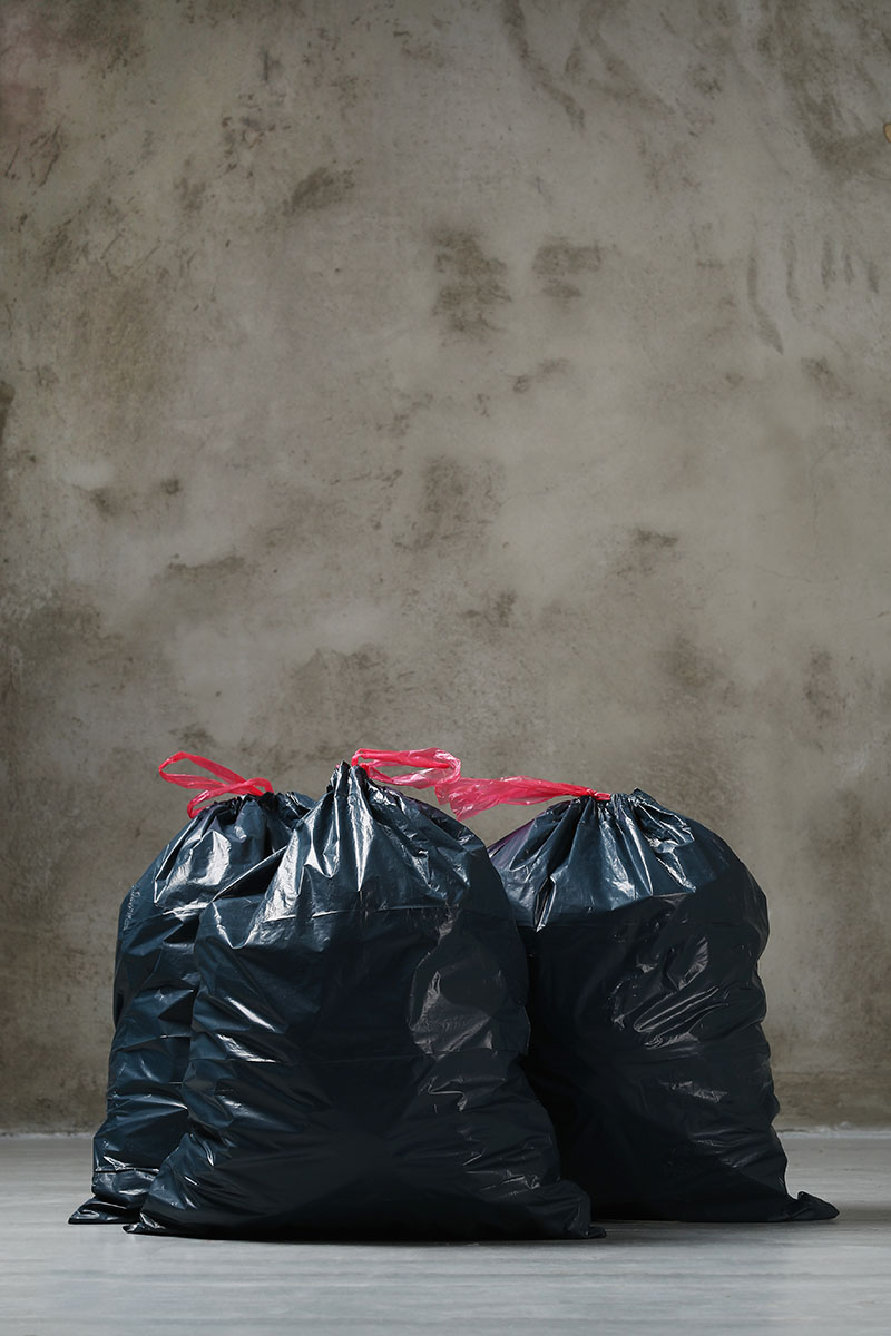При оставленном БОЛЬШОМ количестве мусора - штраф 500₽. Под большим количеством подразумевается несколько пакетов (которые зачастую издают зловония), а иногда и огромные пакеты, которые не унести горничной. 
